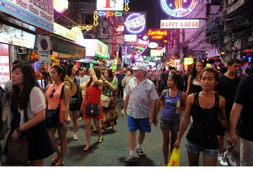 La calle central de Pattaya en Tailandia, llena de transexuales y locura