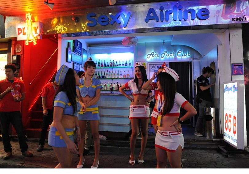 La calle central de Pattaya en Tailandia, llena de transexuales y locura