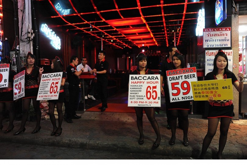 La calle central de Pattaya en Tailandia, llena de transexuales y locura