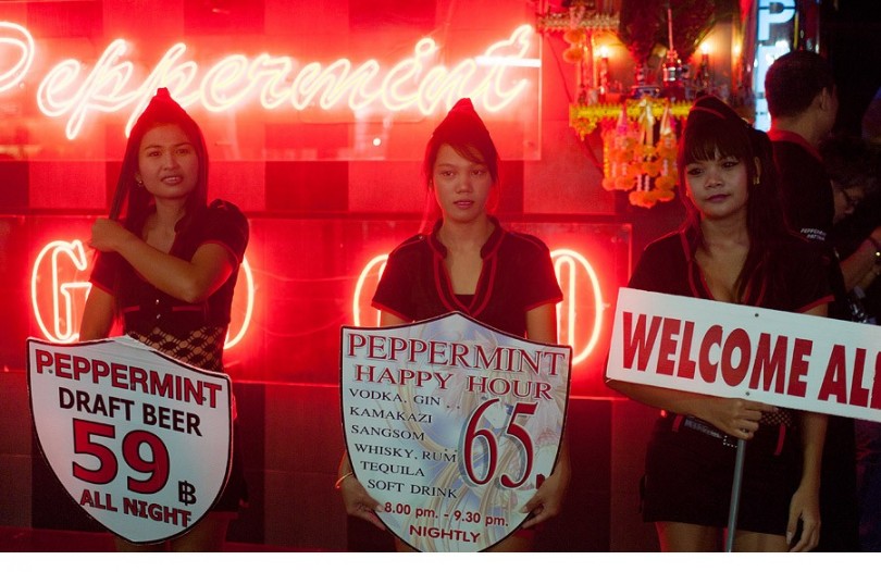 La calle central de Pattaya en Tailandia, llena de transexuales y locura