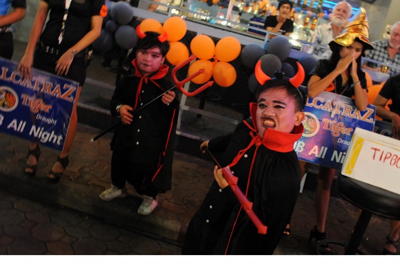 La calle central de Pattaya en Tailandia, llena de transexuales y locura