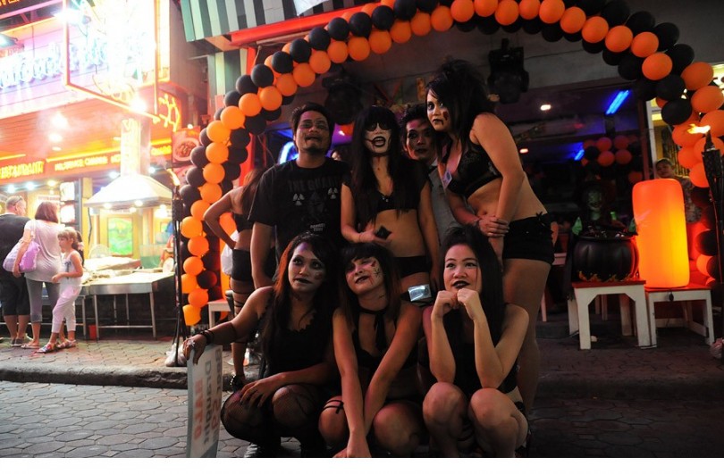 La calle central de Pattaya en Tailandia, llena de transexuales y locura