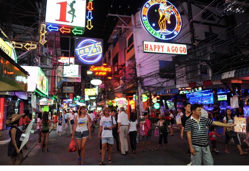 La calle central de Pattaya en Tailandia, llena de transexuales y locura