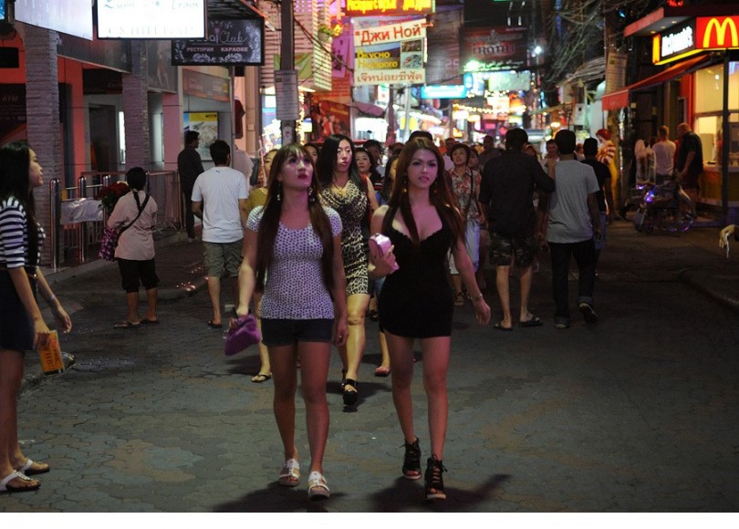 La calle central de Pattaya en Tailandia, llena de transexuales y locura