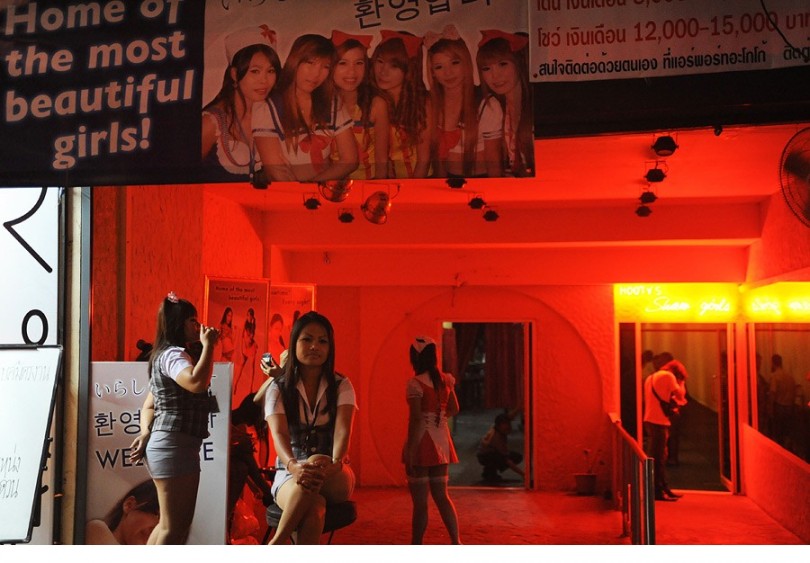 La calle central de Pattaya en Tailandia, llena de transexuales y locura