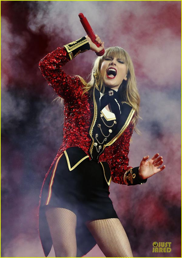 Taylor Swift, animadora y sensual en los Premios MTV Europa 2012 