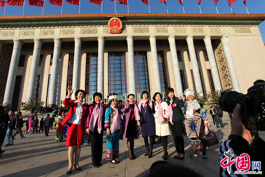 Delegados salen del Gran Palacio del Pueblo después de la cláusura del XVIII Congreso Nacional del PCCh 1