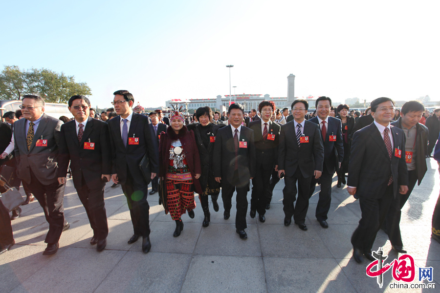 Delegados salen del Gran Palacio del Pueblo después de la cláusura del XVIII Congreso Nacional del PCCh 7