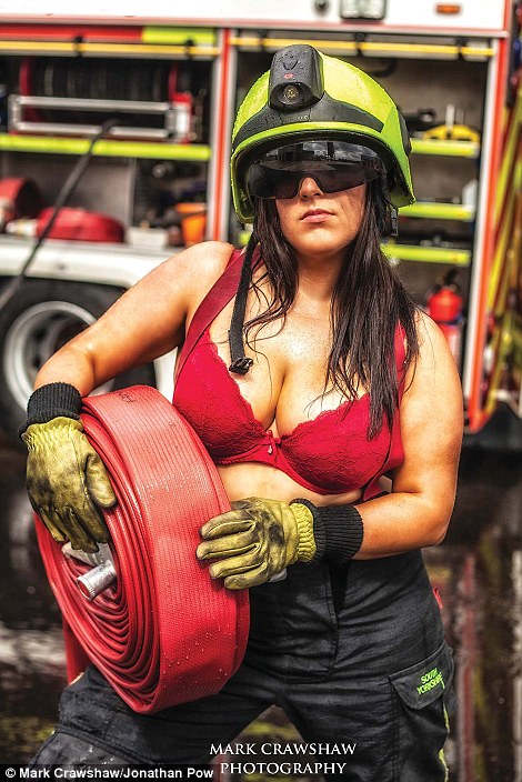 Las bomberas británicas sexys desnudan para el calendario