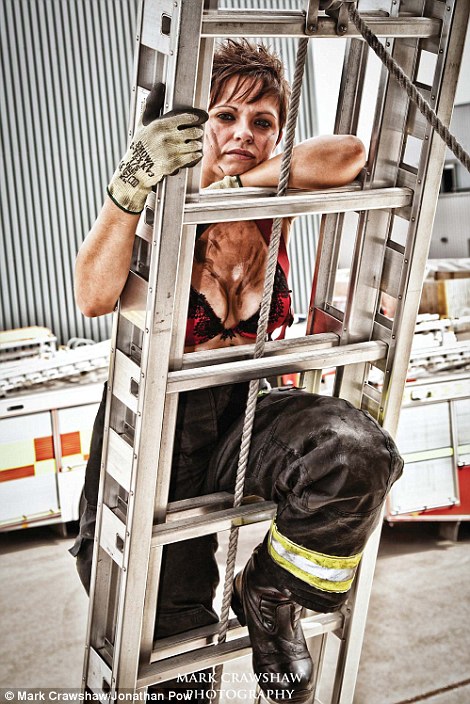Las bomberas británicas sexys desnudan para el calendario