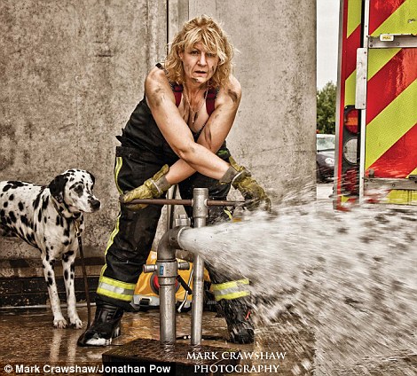 Las bomberas británicas sexys desnudan para el calendario