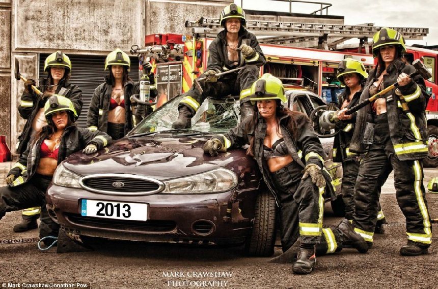 Las bomberas británicas sexys desnudan para el calendario