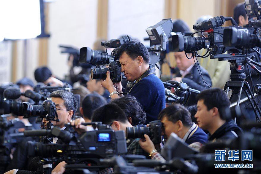 Reporteros en espera del encuentro con el nuevo liderazgo del PCChc 5