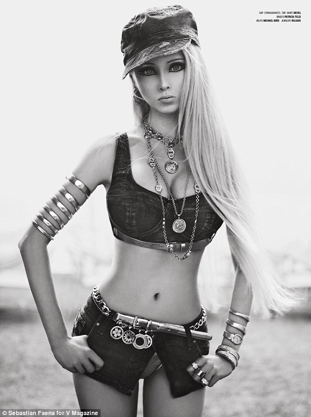 Valeria Lukyonova, la barbie viva posa para revista