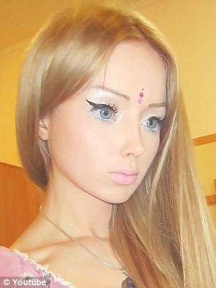 Valeria Lukyonova, la barbie viva posa para revista