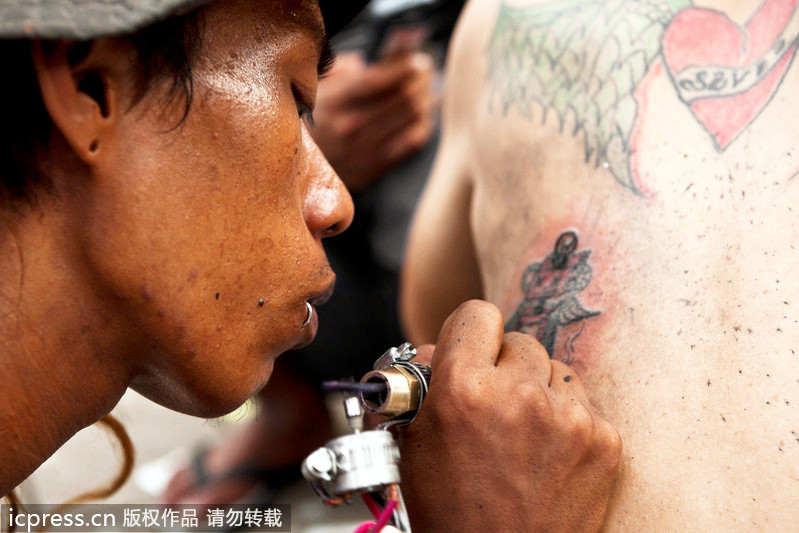 Un hombre hizo los tatuajes por la calle 一名男子在街头给人刺青。