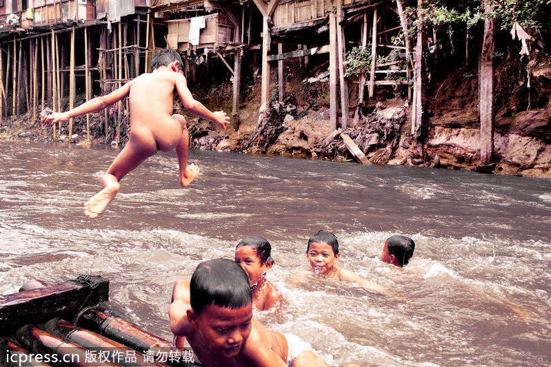 Los niños nadaban en el Río Ciliwung de Jacarita, Indonesia 孩子們跳進印尼雅加達芝利翁河內(nèi)游泳。