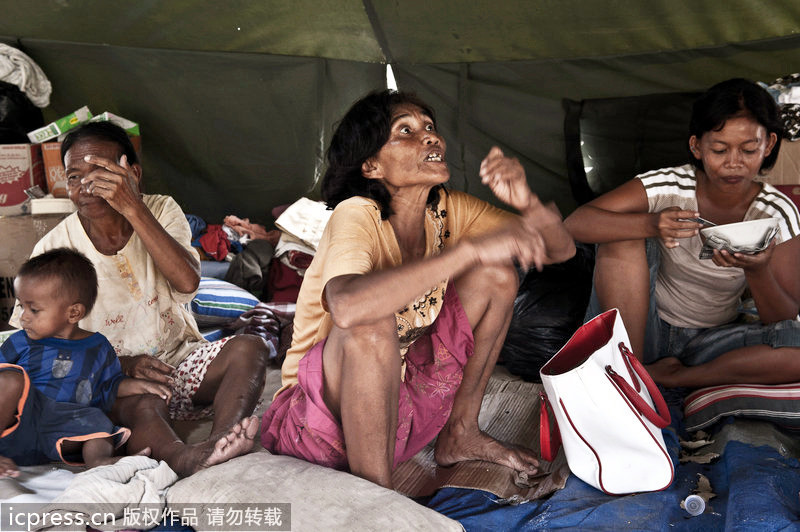 Los refugiados vivían en los campamentos 住在帳篷里的難民。