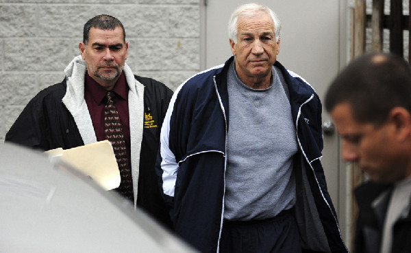 Durante 15 años, el entrenador asistente Jerry Sandusky hacía el asalto sexual a 8 chicos.