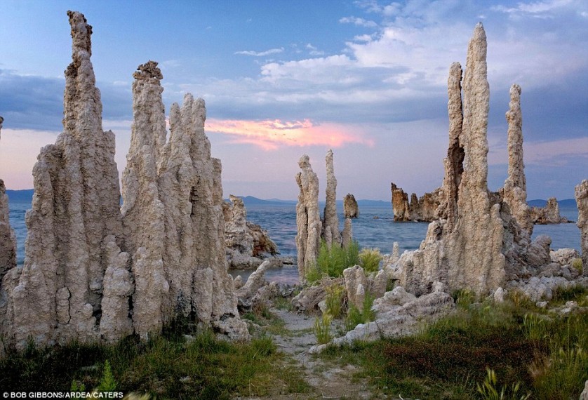 El Lago Mono de Nevada, EE.UU., y hay pilares de piedra caliza al lado del lago.