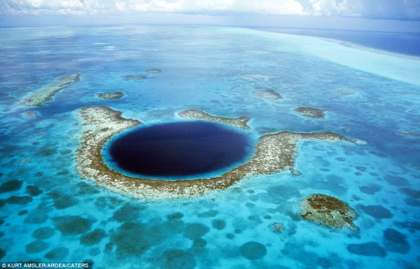 Gran agujero azul de la capital hondureña, al lado de la costa de la ciudad de Belice, tiene el diámetro de alrededor de 318 metros, una profundidad de aproximadamente 125 metros.