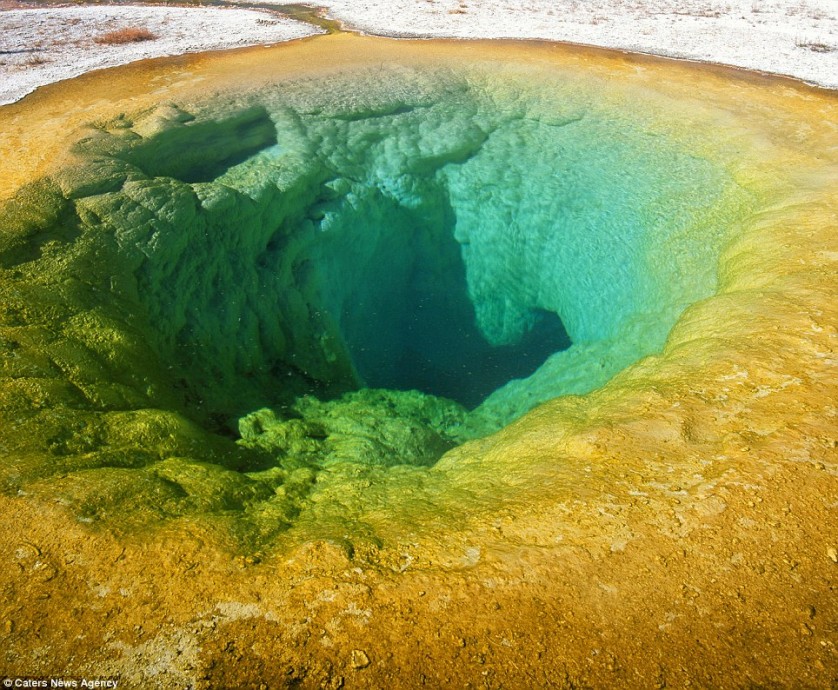 Una piscina de hidromasaje circular en Parque Nacional de Yellowstone, EE.UU.