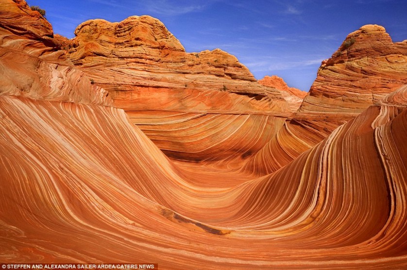 La piedra arenisca simplificacda de onda formada en el período jurásico, Utah, EE.UU.