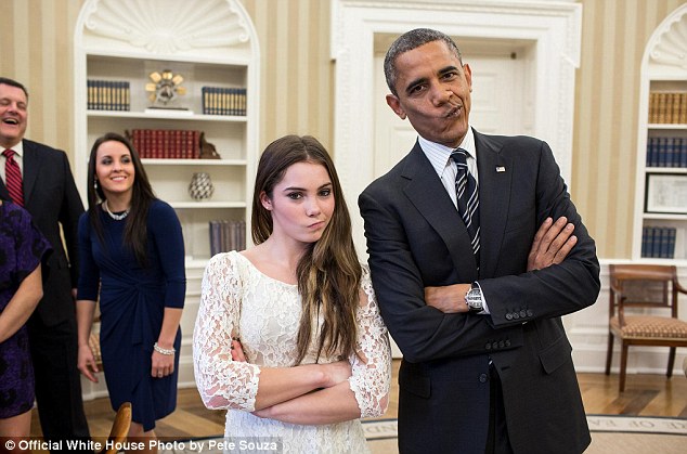 Obama posa divertido con la gimnasta McKayla Maroney 