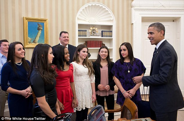 Obama posa divertido con la gimnasta McKayla Maroney 