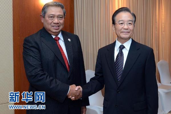 Premier chino llega a Pnom Penh para reuniones de líderes de Asia Oriental y visita a Camboya