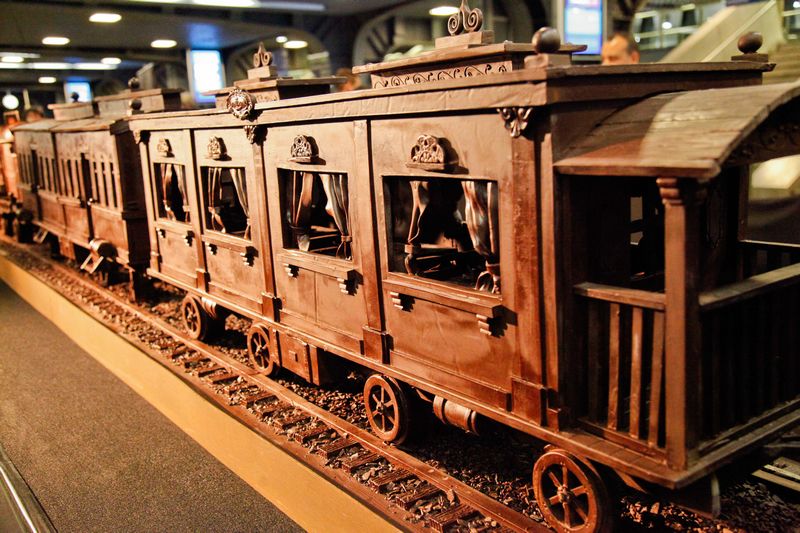 Exhiben en Bruselas un tren de chocolate de 34,5 metros