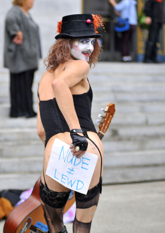 La gente desnuda en los Ángeles contra la ley que prohibe desnudarse en el público