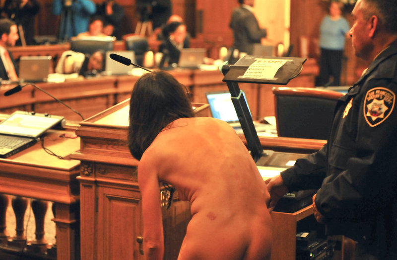 La gente desnuda en los Ángeles contra la ley que prohibe desnudarse en el público