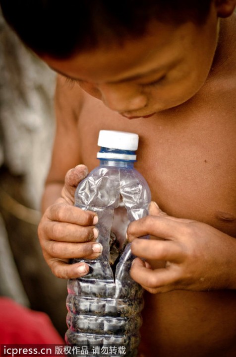 Infancia especial y horrible: los niños pobres de Camboya capturan y comen tarántulas venenosas