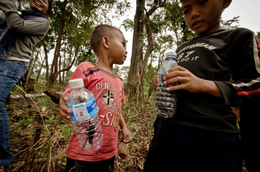 Infancia especial y horrible: los niños pobres de Camboya capturan y comen tarántulas venenosas