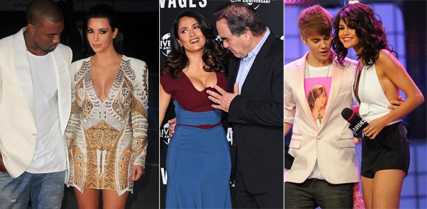 Los hombres miran pechos de las famosas actrices en el público