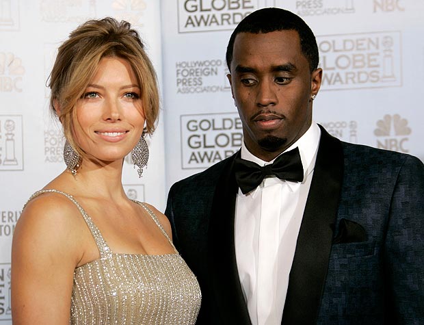 Los hombres miran pechos de las famosas actrices en el público