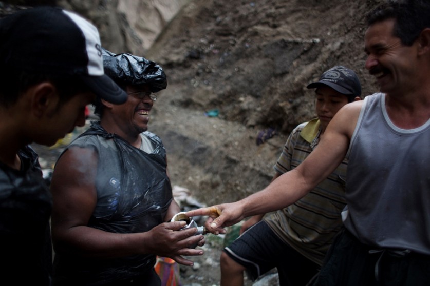 Los guatemaltecos pobres superviven depende de las basuras