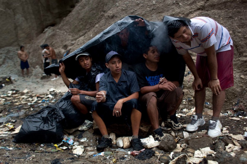 Los guatemaltecos pobres superviven depende de las basuras