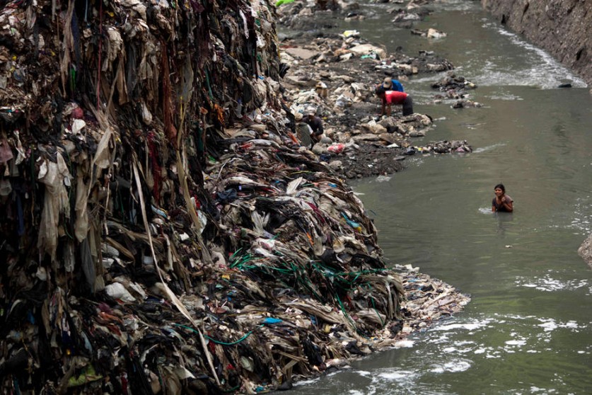 Los guatemaltecos pobres superviven depende de las basuras