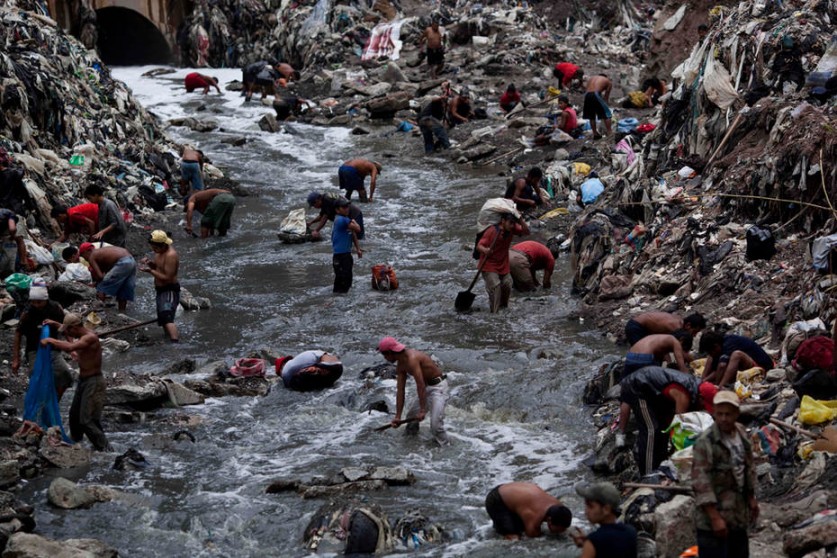 Los guatemaltecos pobres superviven depende de las basuras