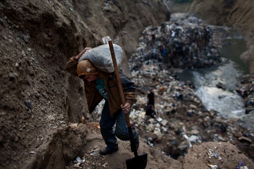 Los guatemaltecos pobres superviven depende de las basuras