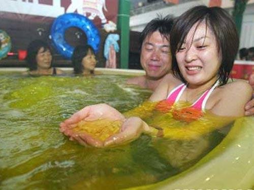 A las mujeres sexys japonesas les encantan bañarse en termas