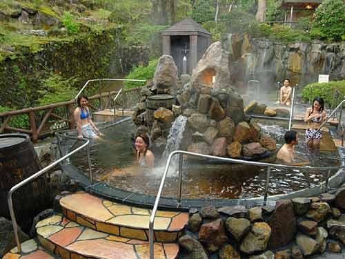 A las mujeres sexys japonesas les encantan bañarse en termas