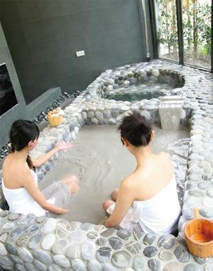 A las mujeres sexys japonesas les encantan bañarse en termas