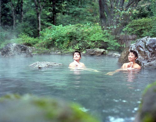 A las mujeres sexys japonesas les encantan bañarse en termas