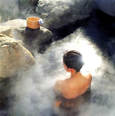 A las mujeres sexys japonesas les encantan bañarse en termas