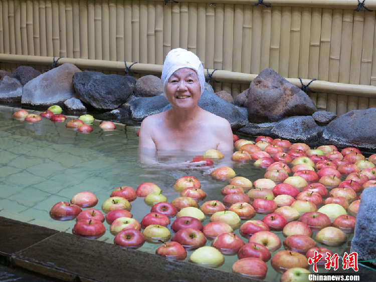 A las mujeres sexys japonesas les encantan bañarse en termas