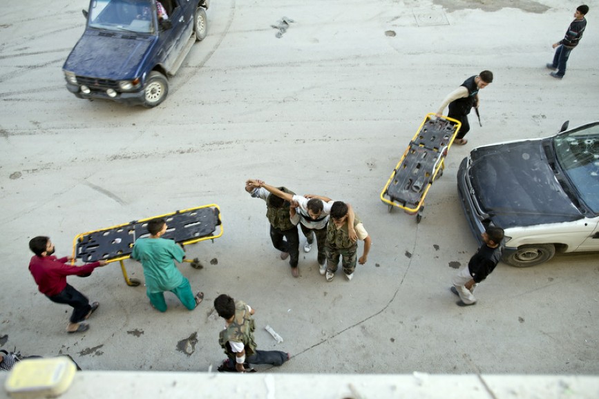 Un hombre herido fue enviado al Hospital Dar al Shifaa. 一名受枪伤的男子被送到Dar al Shifaa医院。