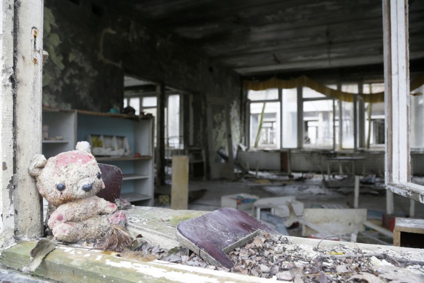 El día 27 de noviembre de 2012 en Pripyat, Ucrania, los juguetes de los niños aún mantienen en la ventana kindergarten abandonado 当地时间2012年11月27日，乌克兰普里皮亚季，废弃的幼儿园窗台上仍放着孩子们的玩具
